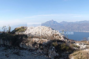 Great construction project to sell a house on Lake Garda in a beautiful location