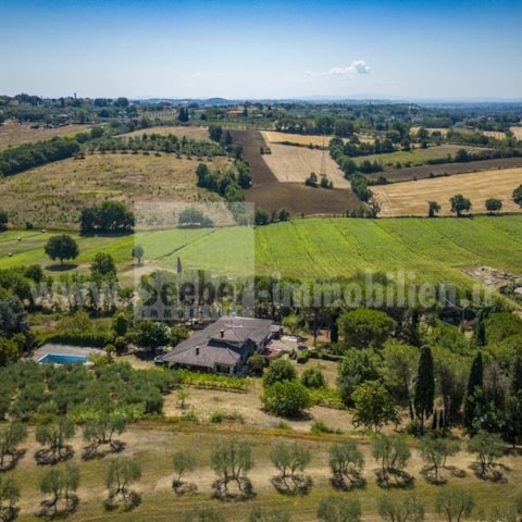 Traumhafte Villa in der Toskana mit 10.000 Qm Grund und umwerfender Lage zwischen Oliven und Weinreben