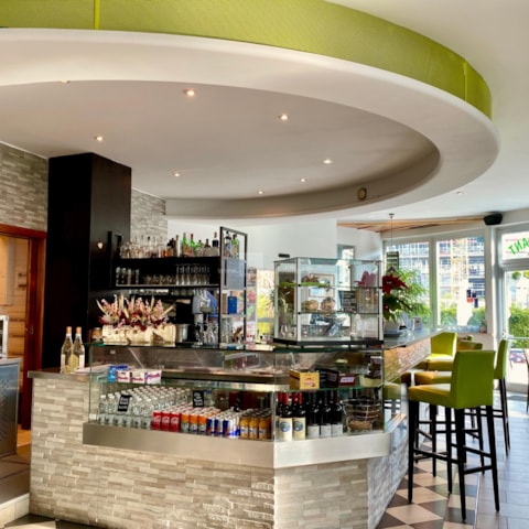 Bar mit Küche und Aussenfläche in strategisch hervorragender Lage in Meran zu verkaufen