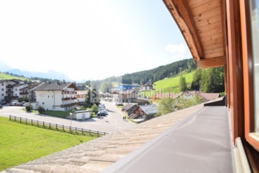 A piedi sulle piste da sci dell'Alta Badia in pochi minuti - abitare in stile tipico tirolese - vendita di un appartamento mansardato nelle Dolomiti