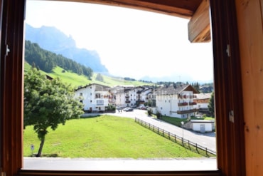 A piedi sulle piste da sci dell'Alta Badia in pochi minuti - abitare in stile tipico tirolese - vendita di un appartamento mansardato nelle Dolomiti
