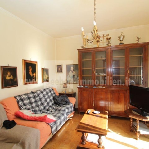 Spacious and sunny 4-room apartment with garage on Mazziniplatz for sale