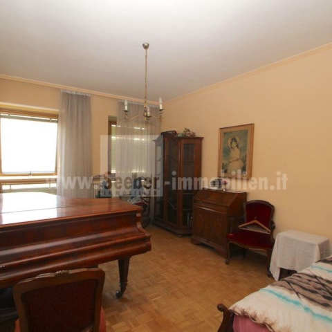 Spacious and sunny 4-room apartment with garage on Mazziniplatz for sale
