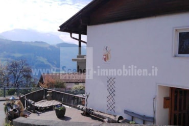 Large corner terraced house with a view in Villandro for sale