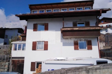 Large corner terraced house with a view in Villandro for sale