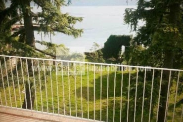 Living in the first row on Lake Garda: Unique detached house with garden and private boat dock right on the lake for sale