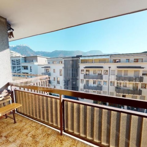 Spacious 3-room apartment on the top floor with a view over the roofs in Untermais
