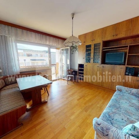 Spacious 3-room apartment on the top floor with a view over the roofs in Untermais